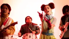 Aqeela Calista resmi merilis single terbaru bersama dengan band J-Rock. Kolaborasi antara J-Rock dan Aqeela ini pun menjadi perhatian banyak netizen karena keduanya dikenal dengan genre musik yang berbeda. (Liputan6.com/IG/@aqeelacalista)