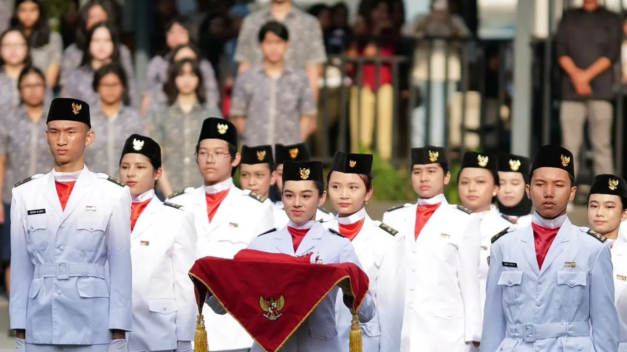 Berparas Bule, 8 Gaya Putra Ayu Azhari dan Dua Putri Rionaldo Stockhorst Jadi Petugas Upacara 17 Agustus di Sekolah