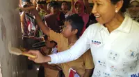 Menteri BUMN Rini Soemarno menjalankan program Padat Karta Tunai di Klaten, Jawa Tengah, Sabtu (24/3/2018). (Foto: Dok Humas BUMN)