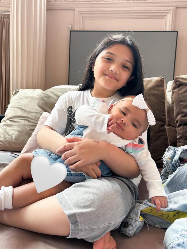 Potret Arsy saat momong Baby Azura (Sumber: Instagram/@quenarsy)