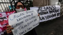 Mahasiswa membawa poster saat demo teatrikal di depan Gedung DPR/MPR RI, Jakarta Pusat, Jumat (9/9/2022). Demo tersebut untuk menolak kebijakan pemerintah menaikkan harga BBM. (Liputan6.com/Johan Tallo)