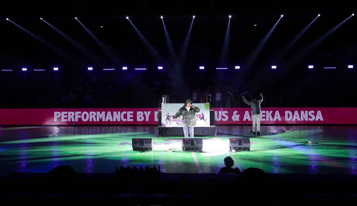 DJ Dipha Barus berkolaborasi dengan rapper kondang Indonesia, Iwa K saat menghibur penonton dalam acara Grand Final AXIS Nation Cup 2024 di Indonesia Arena, GBK, Jakarta, Sabtu (16/11/2024). (Bola.com/Muhammad Iqbal Ichsan)