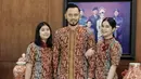 Annisa juga tampil kompak mengenakan batik warna merah dengan AHY dan Almira. Annisa tampil dengan model batik dress bodycon siluet cheongsam. [@annisayudhoyono]