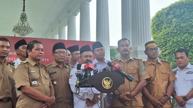 Sejumlah perwakilan kepala desa usai menemui Jokowi di Istana Kepresidenan Jakarta, Selasa (7/11/2023).