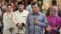 Wapres Jusuf Kalla bersama ibu Mufidah Kalla menghadiri undangan syukuran mantan ketua Komisi Pemberantasan Korupsi (KPK) Antasari Azhar, Tanggerang Selatan, Sabtu (26/11). (Liputan6.com/Yoppy Renato)