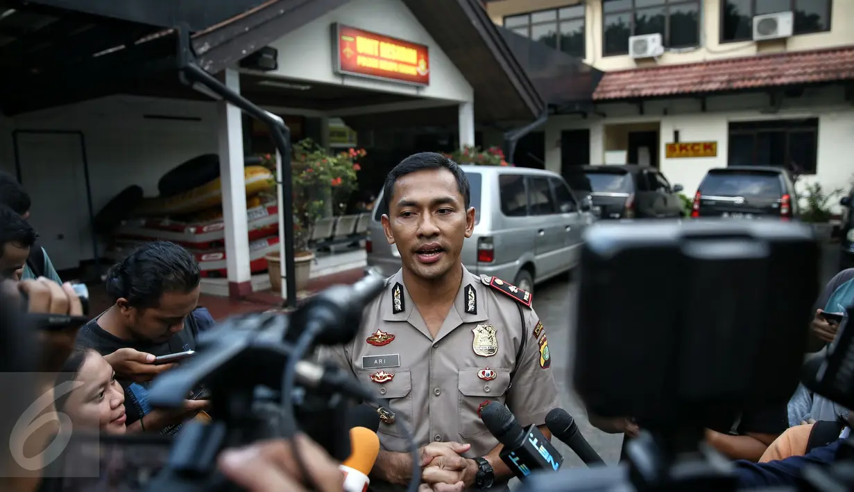 Kapolsek Kompol Ari Cahya Nugraha memberikan keterangan pers di Polsek Kelapa Gading, Jakarta, Kamis (18/2). Polisi akhirnya menetapkan Saipul Jamil sebagai tersangka terkait kasus pencabulan terhadap seorang remaja pria. (Liputan6.com/Faizal Fanani)