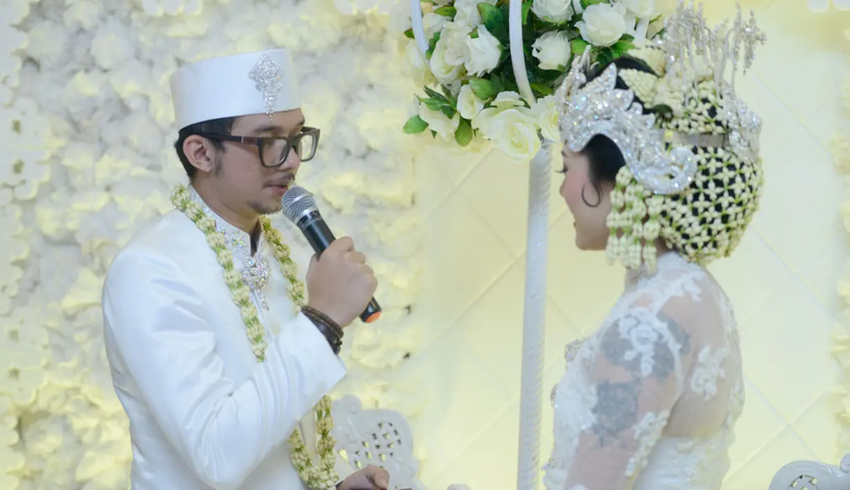Sering berakting jadi wanita yang menikah, Poppy Sovia mengaku ada yang berbeda. Pasalnya menurut Poppy ternyata nikahan asli kondenya lebih berat dibandingkan saat jadi pengantin di sebuah acara. (Bayu Herdianto/KapanLagi.com)