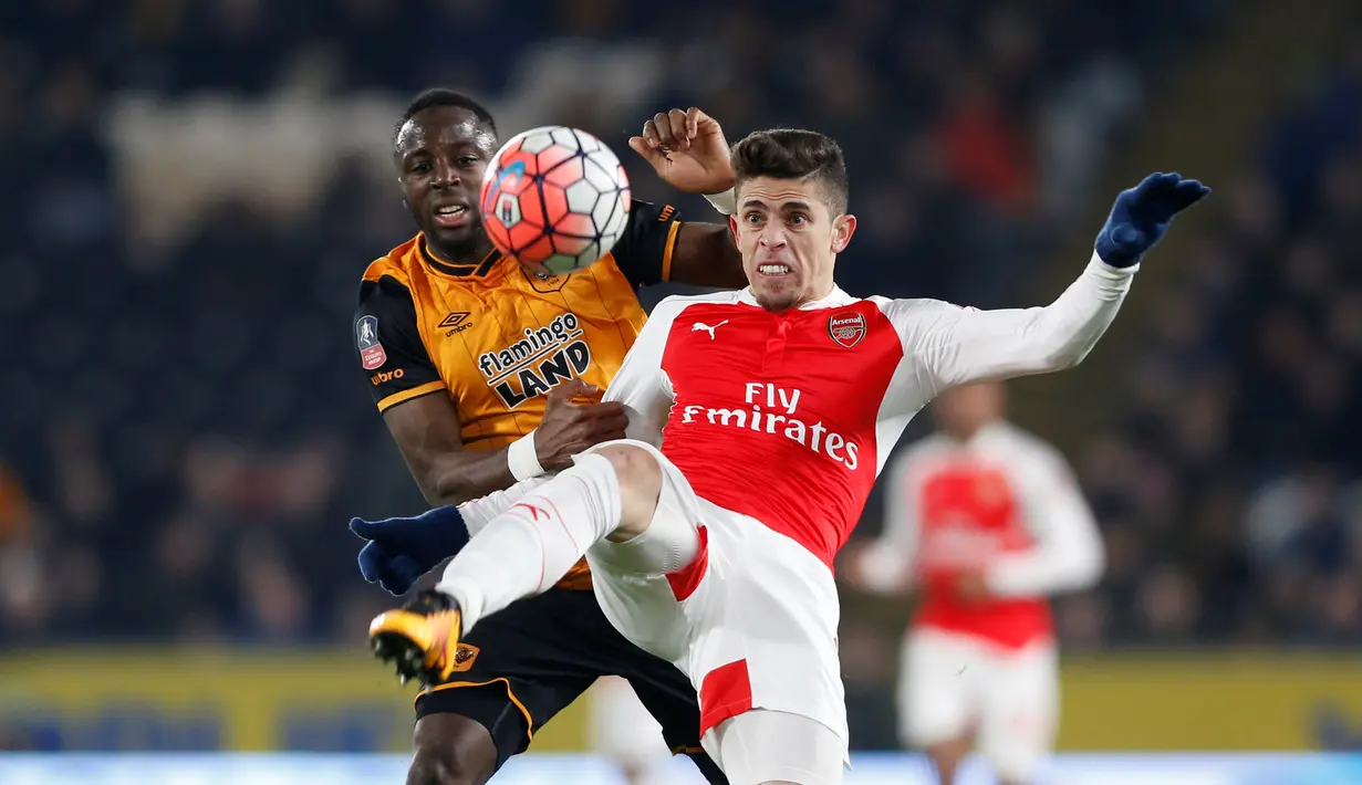 Pemain Arsenal, Gabriel Paulista, berebut bola dengan pemain Hull City, Moses Odubajo, dalam partai ulang putaran kelima Piala FA di Stadion KC, Hull City, Rabu (9/3/2016) dini hari WIB. (Action Images via Reuters/Carl Recine)