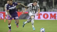 Penyerang Juventus, Dusan Vlahovic berebut bola dengan pemain Fiorentina, Igo selama pertandingan lanjutan Liga Serie A Italia di Florence, Italia, Minggu (22/5/2022). Fiorentina menang atas Juventus dengan skor 2-0. (Alfredo Falcone/LaPresse via AP)