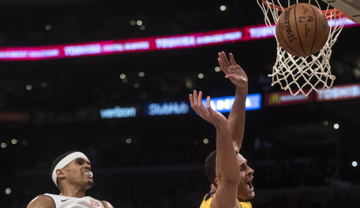 Pebasket Los Angeles Lakers, Larry Nance Jr, terjatuh berebut bola dengan pebasket Detroit Pistons, Tobias Harris, pada laga NBA di Staples Center, California, Selasa (31/10/2017). Lakers menang 113-93 atas Pistons. (AP/Kyusung Gong)
