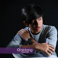 Tidak hanya Mermaid in Love 2 Dunia, namun perjuangan Angga Aldi di sinetron ini pun tidak kalah mengagumkan. (Stylist: Indah Wulansari, Fotografer: Deki Prayoga/Bintang.com, Digital Imaging: Muhammad Iqbal Nurfajri/Bintang.com)