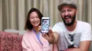 Ekspresi bahagia Aqi dan istri menunjukkan foto putra tercinta mereka. (Wimbarsana/Bintang.com)