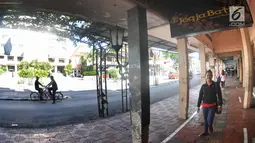 Wisatawan berjalan di kawasan wisata Malioboro, Yogyakarta, Selasa (31/10). Pemerintah Provinsi DIY meliburkan aktivitas pedagang kaki lima, seniman jalanan, andong dan becak di sepanjang Jalan Malioboro setiap 35 hari sekali. (Liputan6.com/Gholib)