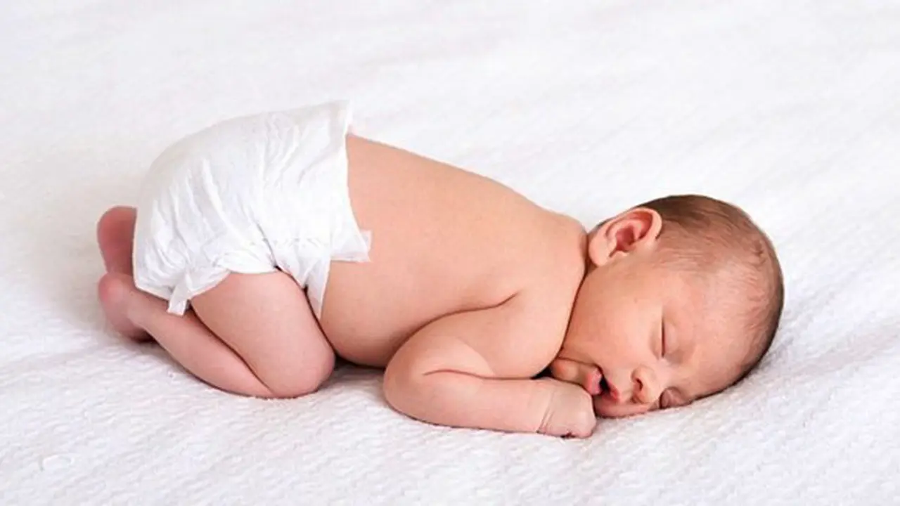Mengganti popok bayi/copyright Pixabay.com/smpratt90