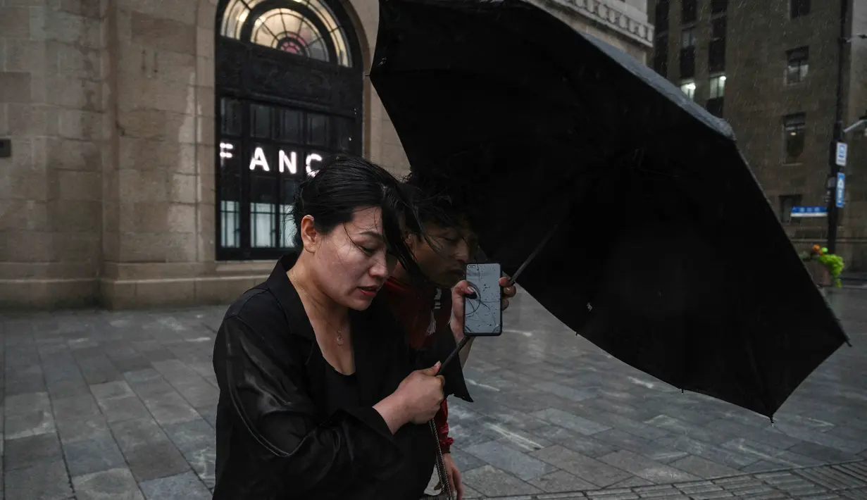 Pemerintah Kota Shanghai telah mengevakuasi hampir 283.000 warga pada Rabu (30/7/2025) sebagai langkah antisipasi menghadapi Topan Co-May. (Hector RETAMAL/AFP)