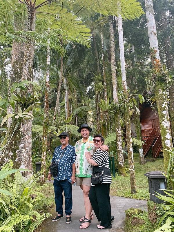 Momen Kebersamaan Ivan Gunawan dengan Kedua Orang Tuanya. (Sumber: Instagram.com/ernagunawan2)