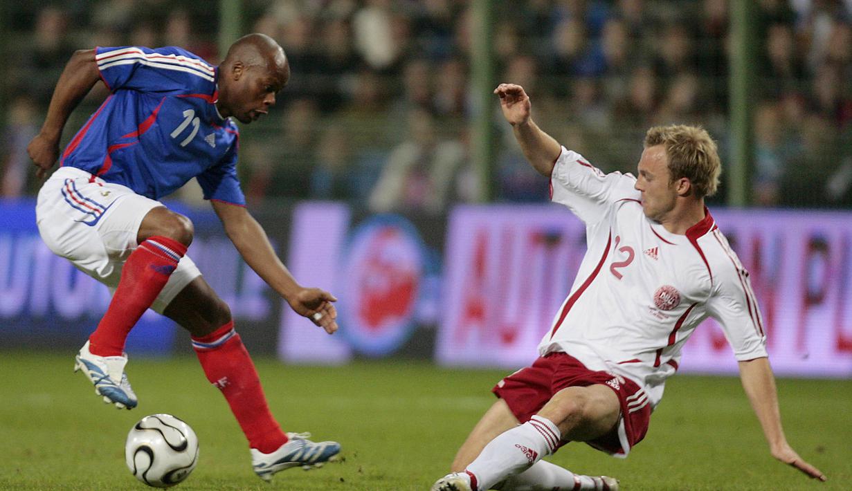 Sylvain Wiltord (kiri) menjadi salah satu striker Prancis yang diboyong Wegner ke Arsenal. Wiltord bergabung ke The Gunners dari Bordeaux dengan mahar sekitar 13 juta pounds. (AFP/Pascal Pavani)