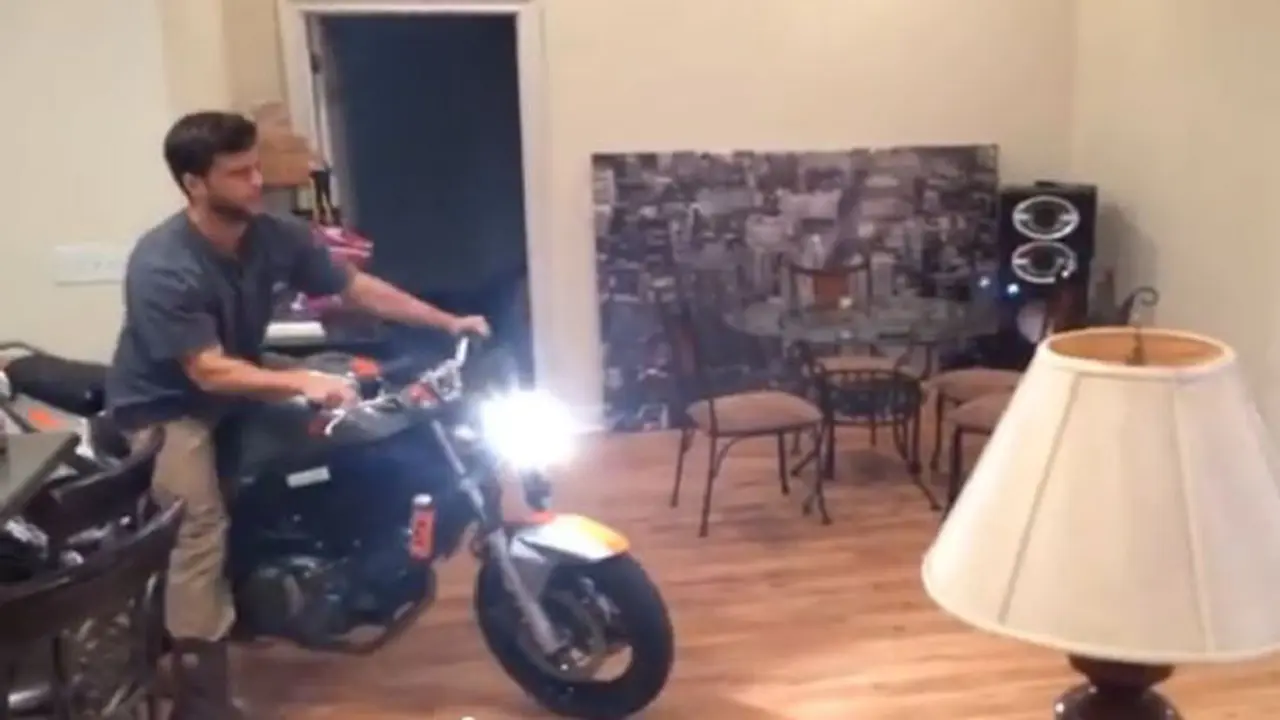 Belajar Motor Jangan Didalam Rumah, Kalau Tidak Ingin Seperti Ini