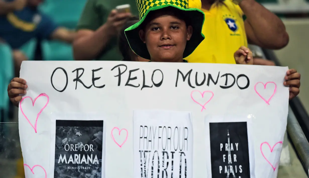 Aksi suporter Brasil saat pertandingan melawan Peru dalam Kualifikasi Piala Dunia 2018 di Stadion Ponte Nova, Salvador, Brasil, Rabu (18/11/2015) pagi WIB. (AFP Photo/Christophe Simon)