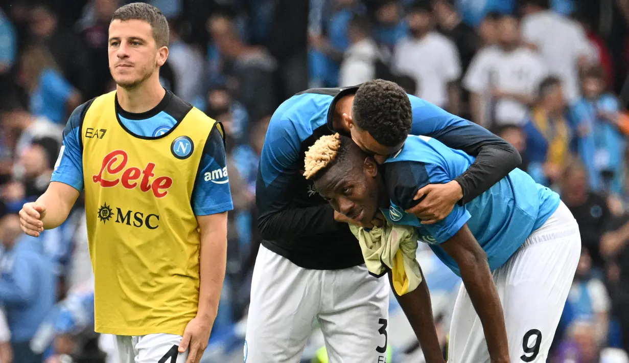 Setelah pertandingan, Karim Zedadka (tengah) berusaha menenangkan Victor Osimhen yang tampak kecewa dengan hasil imbang 1-1 yang diraih Napoli. (AFP/Filippo Monteforte)