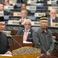 Ketua Partai Keadilan Rakyat Malaysia, Anwar Ibrahim mengucapkan sumpah jabatan dalam upacara pelantikan di Gedung Parlemen, Kuala Lumpur, Senin (15/10). Anwar Ibrahim dilantik sebagai anggota parlemen setelah memenangkan pemilu sela. (MOHD RASFAN/AFP)