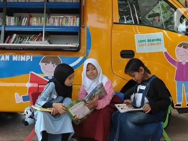 Anak-anak membaca ragam buku cerita dongeng di Taman Menteng, Jakarta Senin (14/8/2023). (merdeka.com/imam buhori)