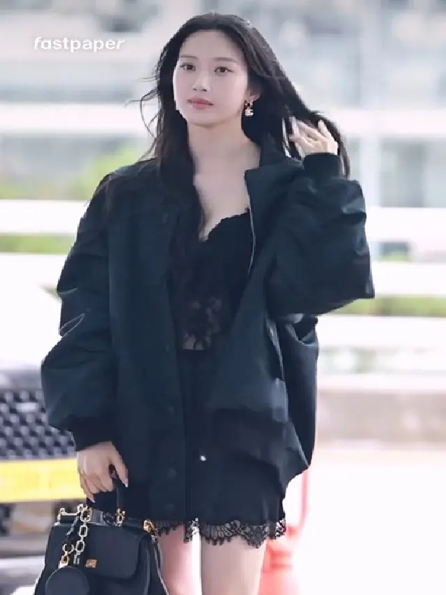 Terbang ke Jakarta, Moon Ga Young Bikin Sensasi dengan Pakai Lingerie di Bandara Incheon