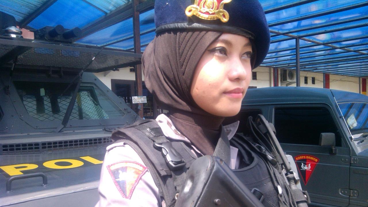 Bripda Adri Sniper Cantik Yogya Canggung Kerja Dikelilingi Pria
