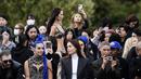 Bella Hadid mengenakan kreasi untuk koleksi busana ready-to-wear Spring/Summer 2023 dari Givenchy yang dipresentasikan selama Paris Fashion Week di Paris pada Minggu, 2 Oktober 2022. Tubuh Bella yang kencang ditampilkan sepenuhnya dalam tampilan yang bergaya. (AFP/Julien De Rosa)