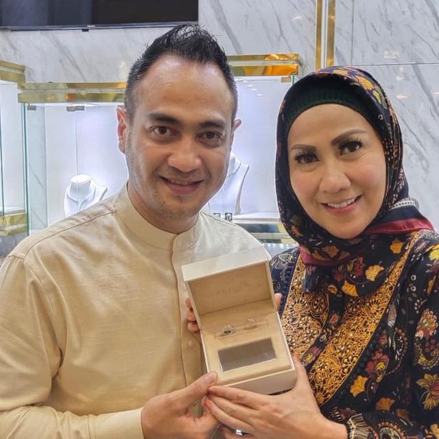 6 Potret Detail Cincin Pernikahan Venna Melinda, Mewah Berlapis Berlian