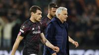 Jose Mourinho (kanan) dan Andrea Belotti berjalan keluar lapangan usai AS Roma dikalahkan Feyenoord di leg pertama perempat final Liga Europa 2022/2023, Jumat (14/04/2023). (MAURICE VAN STEEN / ANP / AFP)