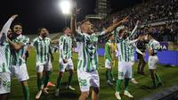 Para pemain Betis merayakan kemenangan setelah pertandingan semifinal leg kedua Conference League antara Fiorentina dan Real Betis di Stadion Artemio Franchi di Florence, Italia, Jumat dini hari WIB (9-5-2025). (Marco Bucco/LaPresse via AP)