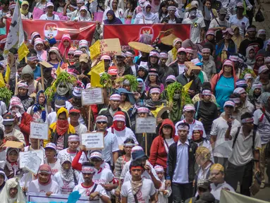 Massa dari LBH Jakarta dan berbagai element masyarakat melakukan aksi Karnaval Rakyat Lawan Korupsi dari patung kuda menuju Istana Negara, Jakarta, Rabu (8/4/2015). (Liputan6.com/Faizal Fanani)