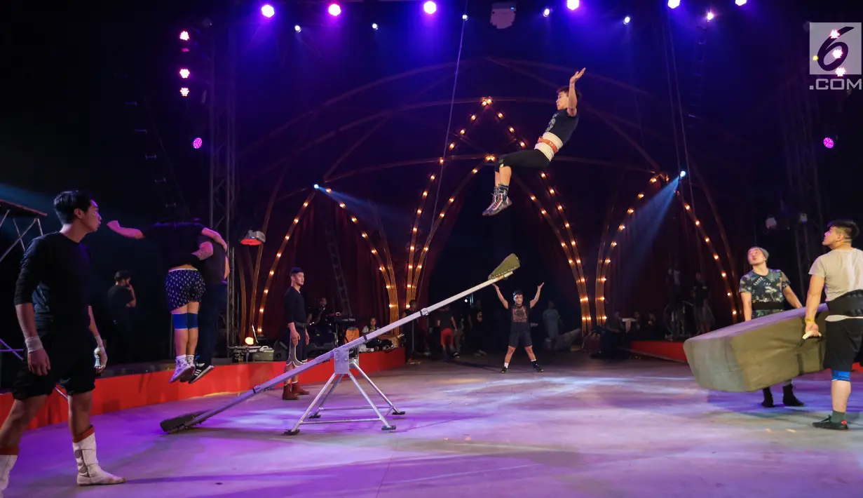 Pemain sirkus Oriental Circus Indonesia (OCI) menggelar sesi latihan jelang gelaran The Great 50 Show di Senayan, Jakarta, Rabu (12/12). The Great 50 Show merupakan pertunjukan kombinasi sirkus tradisional dan modern. (Liputan6.com/Fery Pradolo)