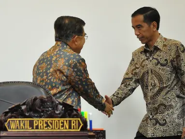 Wapres Jusuf Kalla menyambut Presiden Joko Widodo saat tiba di kantor Presiden, Komplek Istana Kepresidenan, Jakarta, Kamis (12/3/2015). Jokowi beserta Menteri terkait akan mengadakan rapat terbatas (Liputan6.com/Faizal Fanani)