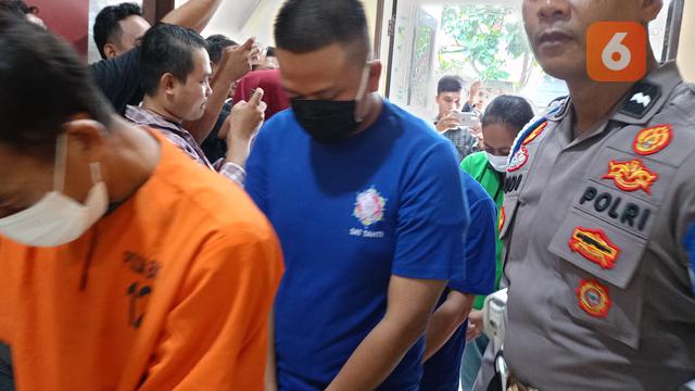 Tersangka TPPO Warga Kabupaten Lebak Yang Dikirim Ke Suriah. (Senin, 24/07/2023). (Yandhi Deslatama/Liputan6.com).