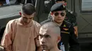 Petugas menggiring tersangka pemboman Yusufu Mieraili dan Bilal Mohammed saat meninggalkan Pengadilan militer (24/11). Pengadilan Thailand telah mendakwa dua orang yang dituduh melakukan serangan bom di Bangkok. (REUTERS /Chaiwat Subprasom)