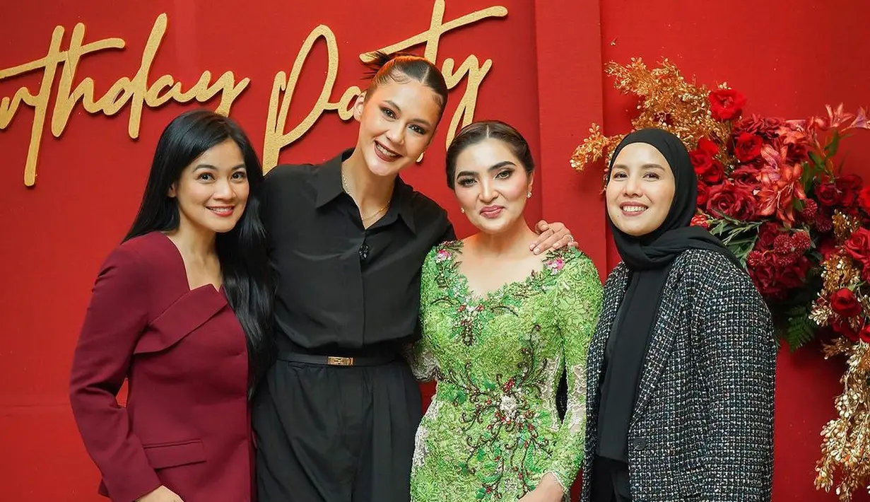 Beda sendiri, Ashanty yang baru menghadiri acara menyempatkan hadir ke pesta Paula dengan mengenakan kebaya modern warna hijau. [Instagram/baimwong/tya_ariestya/paula_verhoeven]