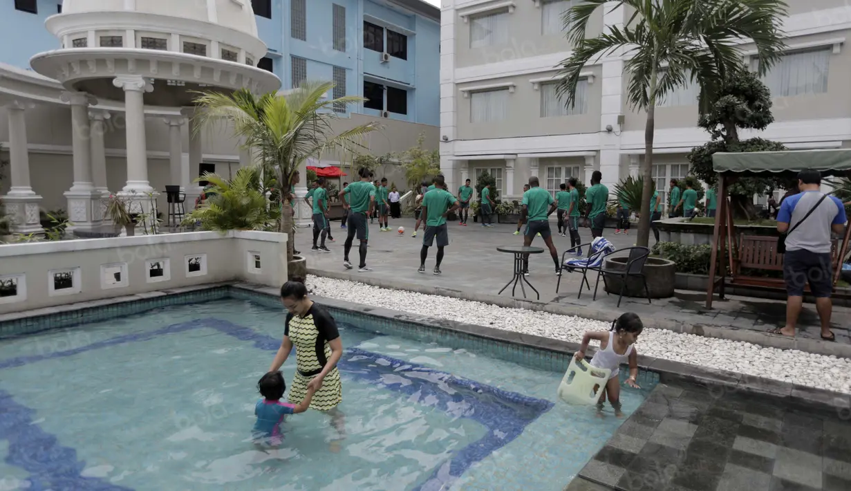 Timnas Indonesia berlatih ringan di kolam renang Hotel Sahid Rich, Yogyakarta, Minggu (09/10/2016). (Bola.com/Nicklas Hanoatubun)