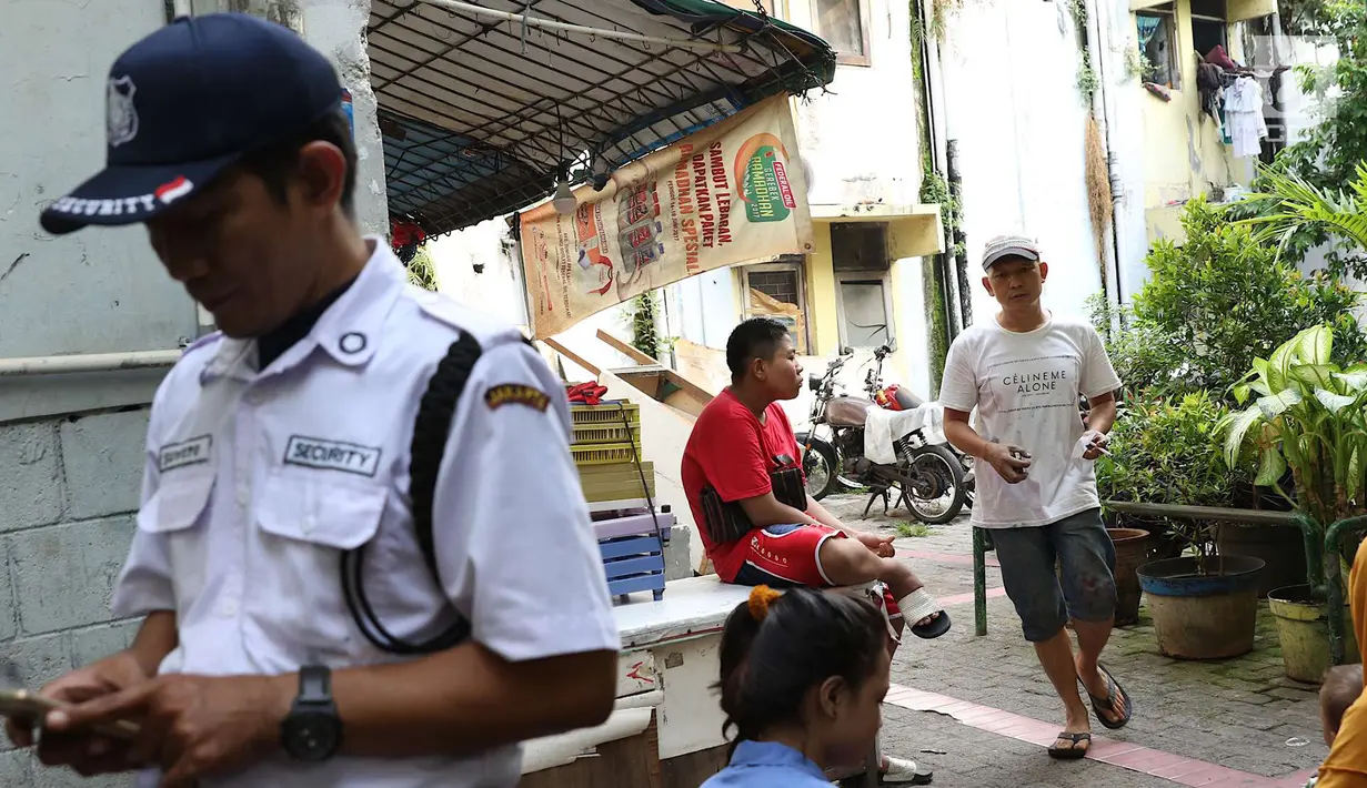 Penghuni beraktivitas di Rumah Susun Karang Anyar, Sawah Besar, Jakarta, Selasa (14/8). Pemerintah Provinsi DKI Jakarta menaikkan tarif sejumlah rusunawa rata-rata 20 persen, termasuk Rusun Karang Anyar. (Liputan6.com/Immanuel Antonius)