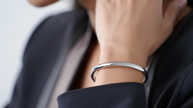 Model Gelang Emas Simpel Bangle Tipis Bernilai Tinggi (AI)