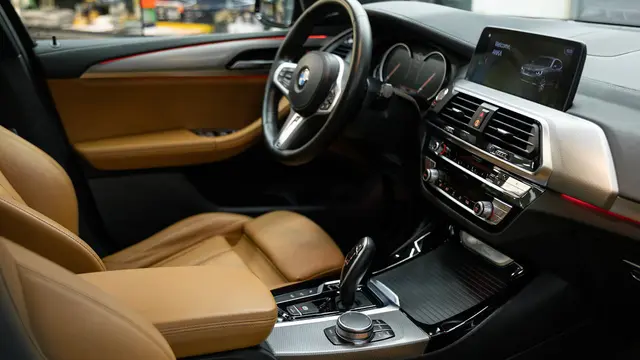 Jok mobil warna gold (Pexels)