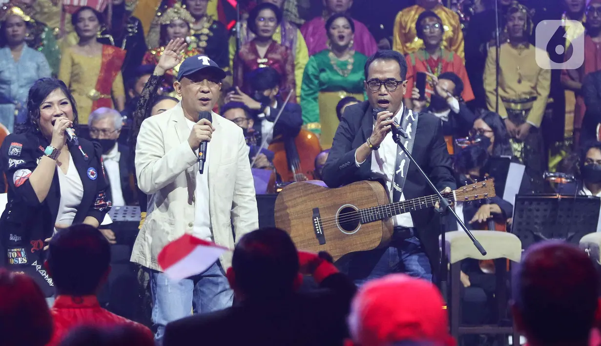 Menteri Perhubungan Budi Karya selaku gitar dan vokalis Elek Yo Band (kanan) saat Konser Kebangsaan, Simfoni Insan Perhubungan, Bangkit Maju Bersama di Jakarta, Sabtu (6/8/2022). Konser Kebangsaan tersebut dalam rangka memeriahkan HUT RI ke-77 dan menyambut Hari Perhubungan Nasional (Harhubnas) ke-52, Kementerian Perhubungan. (Liputan6.com/Herman Zakharia)
