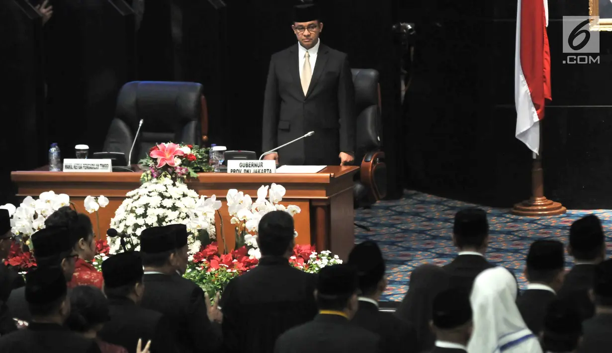 Gubernur Anies Rasyid Baswedan menyaksikan pengambilan sumpah jabatan bagi anggota DPRD DKI Jakarta yang terpilih dalam Pemilu 2019 di Gedung DPRD DKI Jakarta, Senin (26/8/2019). Sebanyak 106 anggota DPRD DKI Jakarta 2019-2024 resmi dilantik hari ini. (merdeka.com/Iqbal S Nugroho)