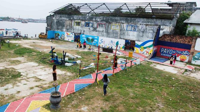Aktivitas yang ada di Kampung Mural Palembang Goedang Boenjit (Bola.com/Reza Bachtiar)