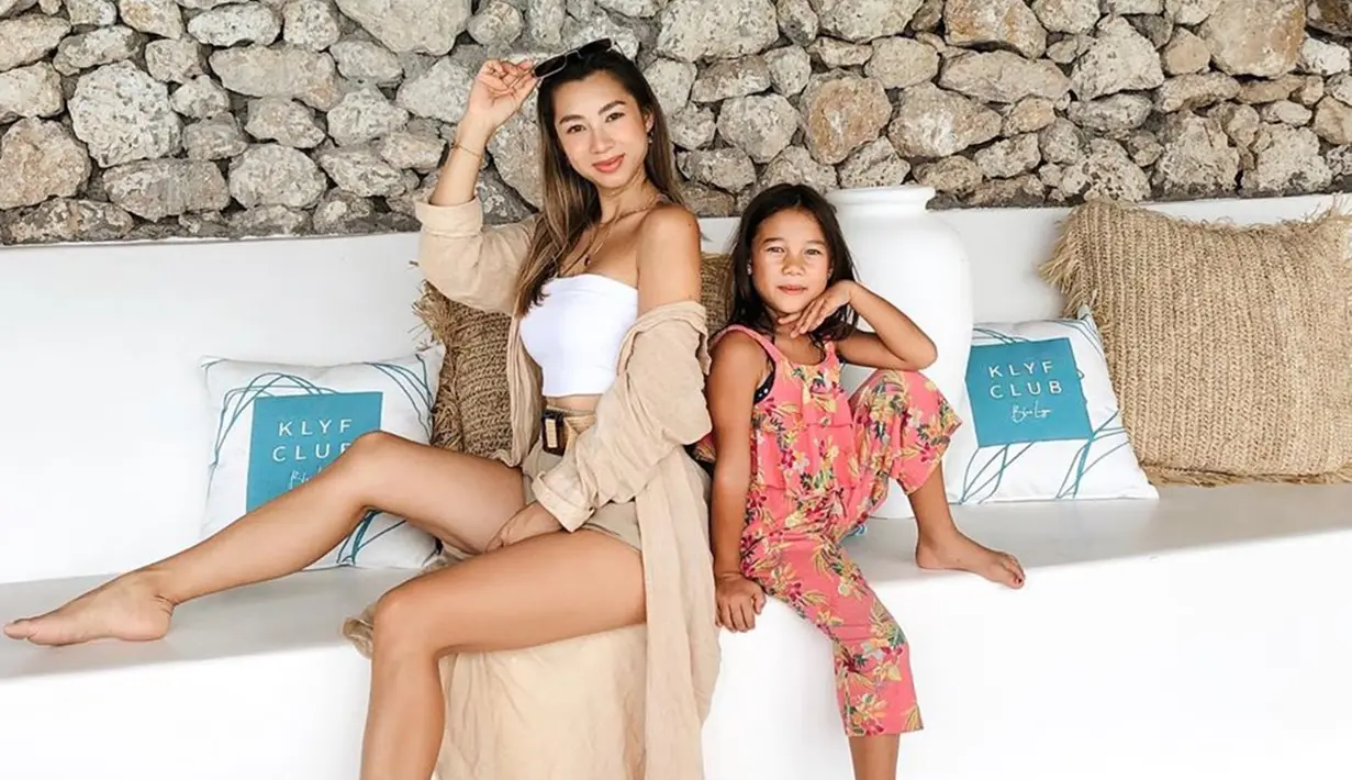 Istri dari Irfan Bachdim yaitu Jennifer Bachdim juga kerap kali mengunggah foto dirinya berpakaian seksi. Wanita yang hobi berolahraga ini tak ragu memamerkan bentuk tubuhnya yang atletis. (Liputan6.com/IG/jenniferbachdim)