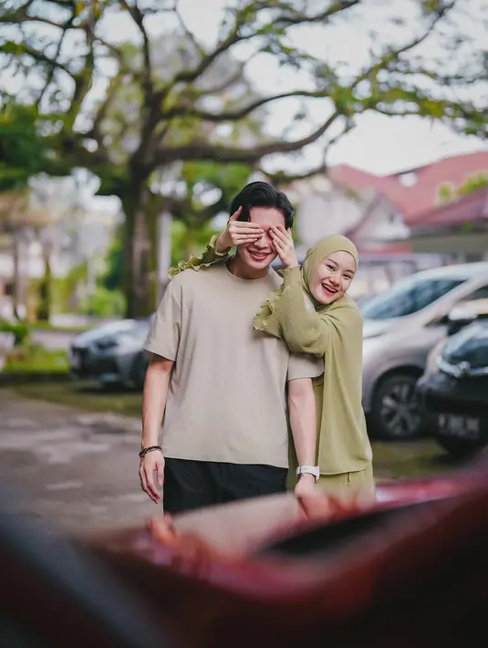 Rey Mbayang juga menyebut Kaba yang memiliki arti kabar. Dengan kehadiran Kaba, pasangan ini telah memiliki dua anak laki-laki. [Instagram/dindahw]