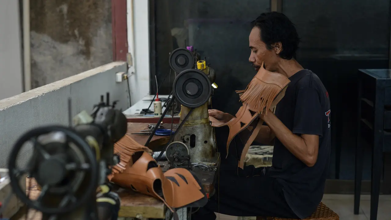 Industri Sepatu Bot Buatan Tangan di Bandung Terancam Kebijakan Tarif Impor Trump