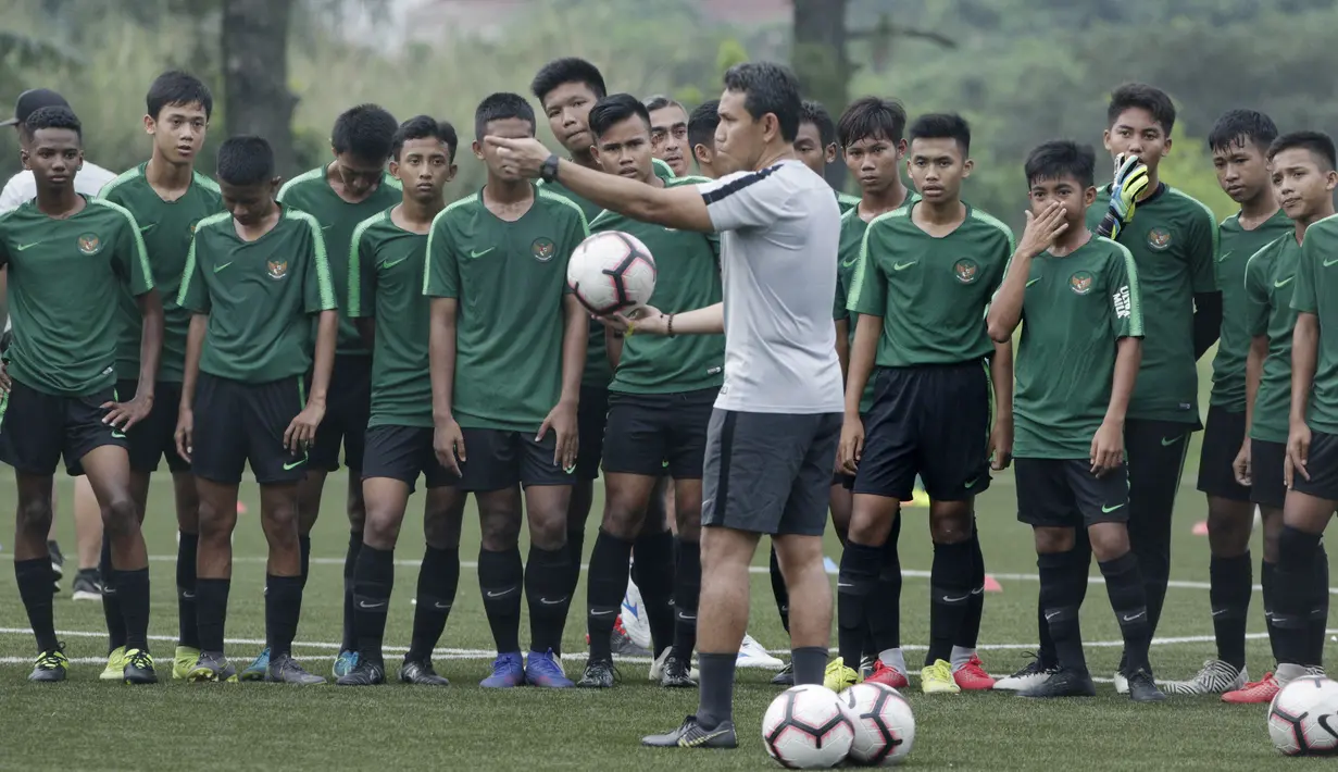 Pelatih Timnas Indonesia U-16, Bima Sakti, saat pemusatan latihan di Sawangan, Senin (13/5). Sebanyak 41 anak mengikuti seleksi untuk memperkuat timnas di Piala AFF U-15 2019 di Thailand. (Bola.com/M Iqbal Ichsan)