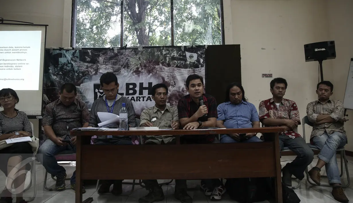 Sekjen AJI Indonesia Arfi Bambani (tengah) saat memberi keterangan pers, Jakarta, (12/5). Pelanggaran dalam bentuk pelarangan, intimidasi, pembubaran pakasa, penangkapan sewenang-wenang, pembredelan, pencekalan dan lain-lain. (Liputan6.com/Faizal Fanani)